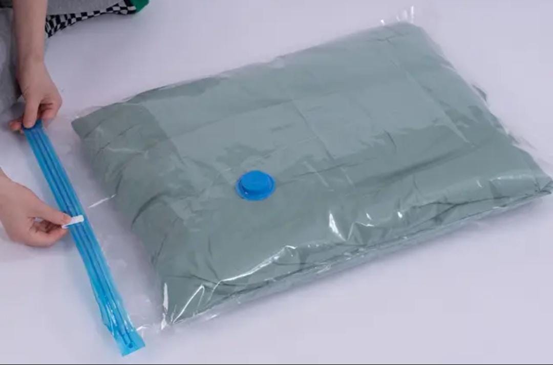 Vacuum Storage Bags Set – 5 Compression Bags with Manual Suction Pump for Clothes, Blankets & Bedding Space Saver